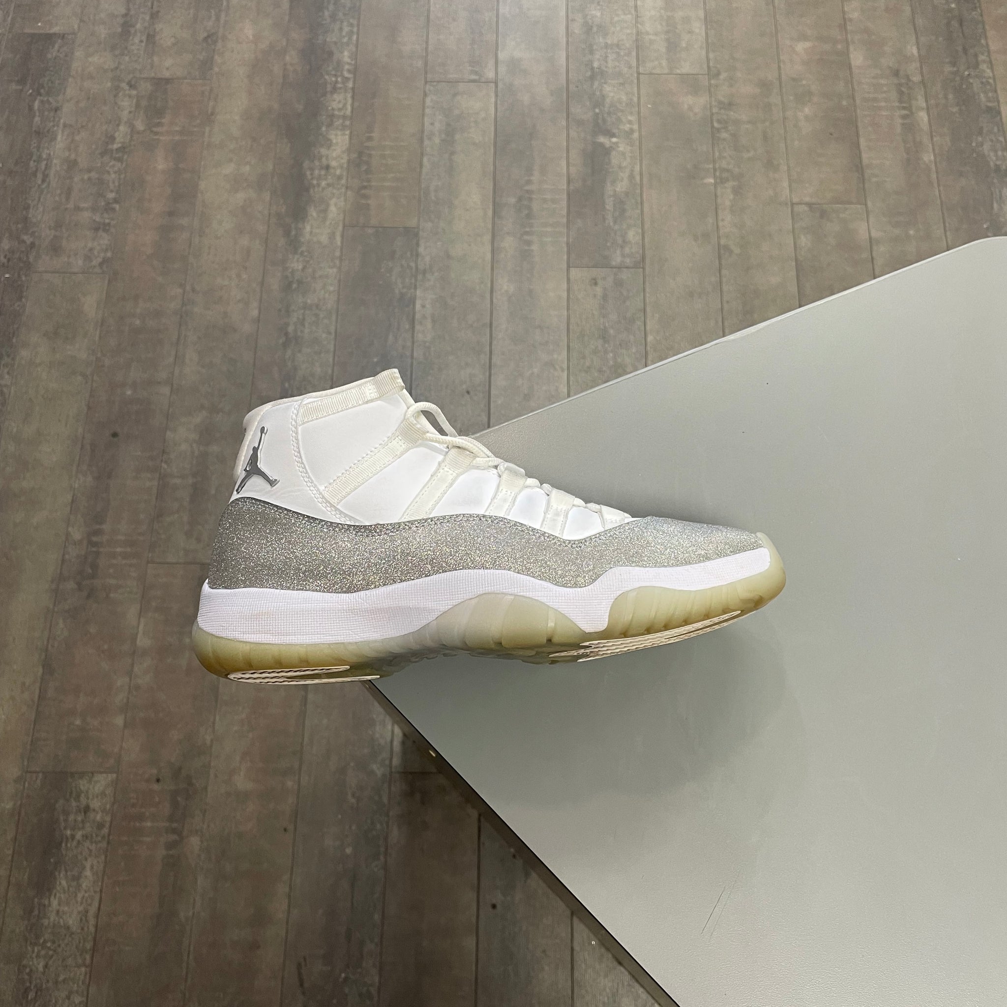 Jordan 11 White Metallic Silver (No Box.)