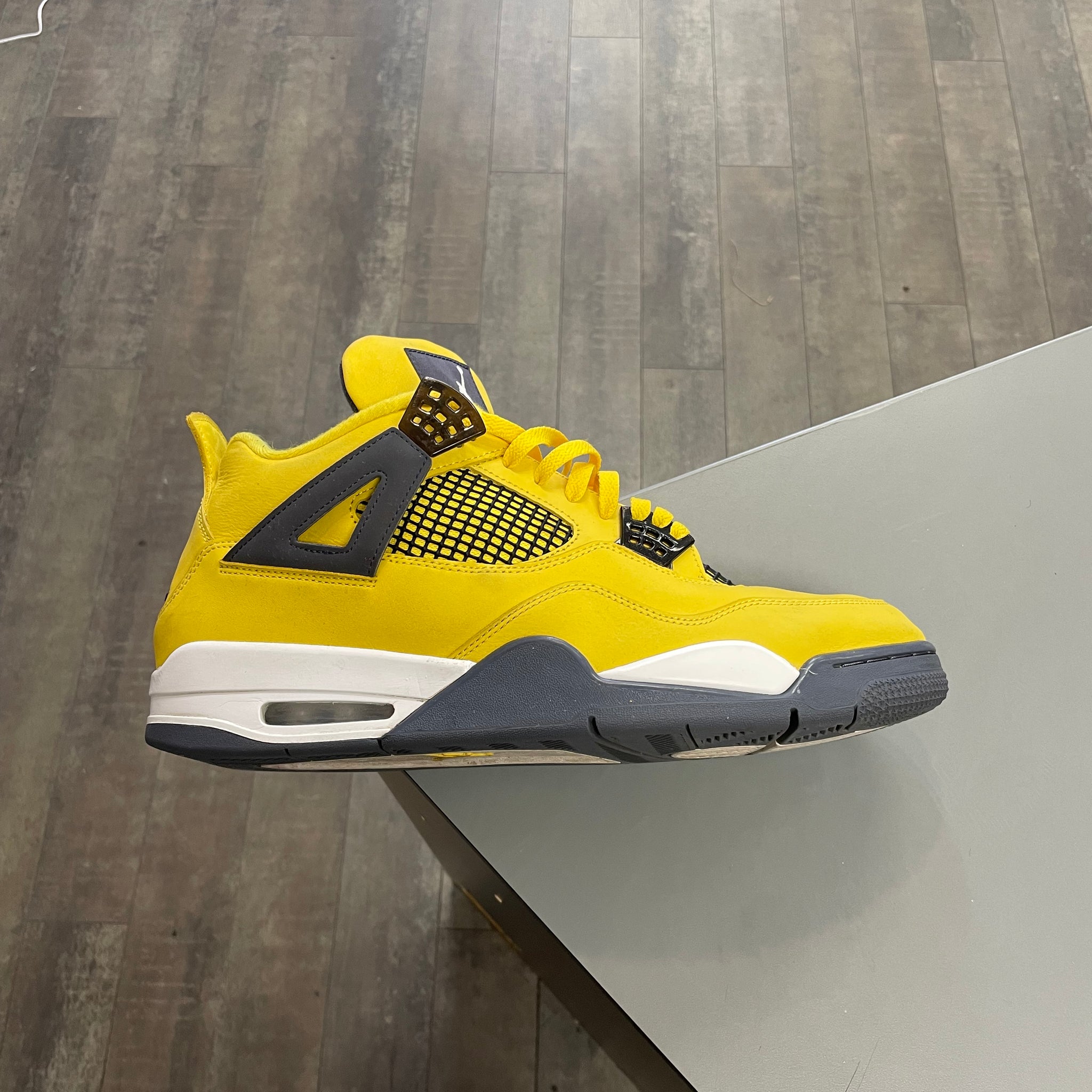 Air Jordan 4 Lightning 2021