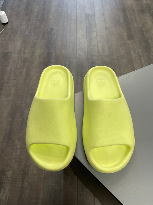 Yeezy Slide Glow Green (No Box.)