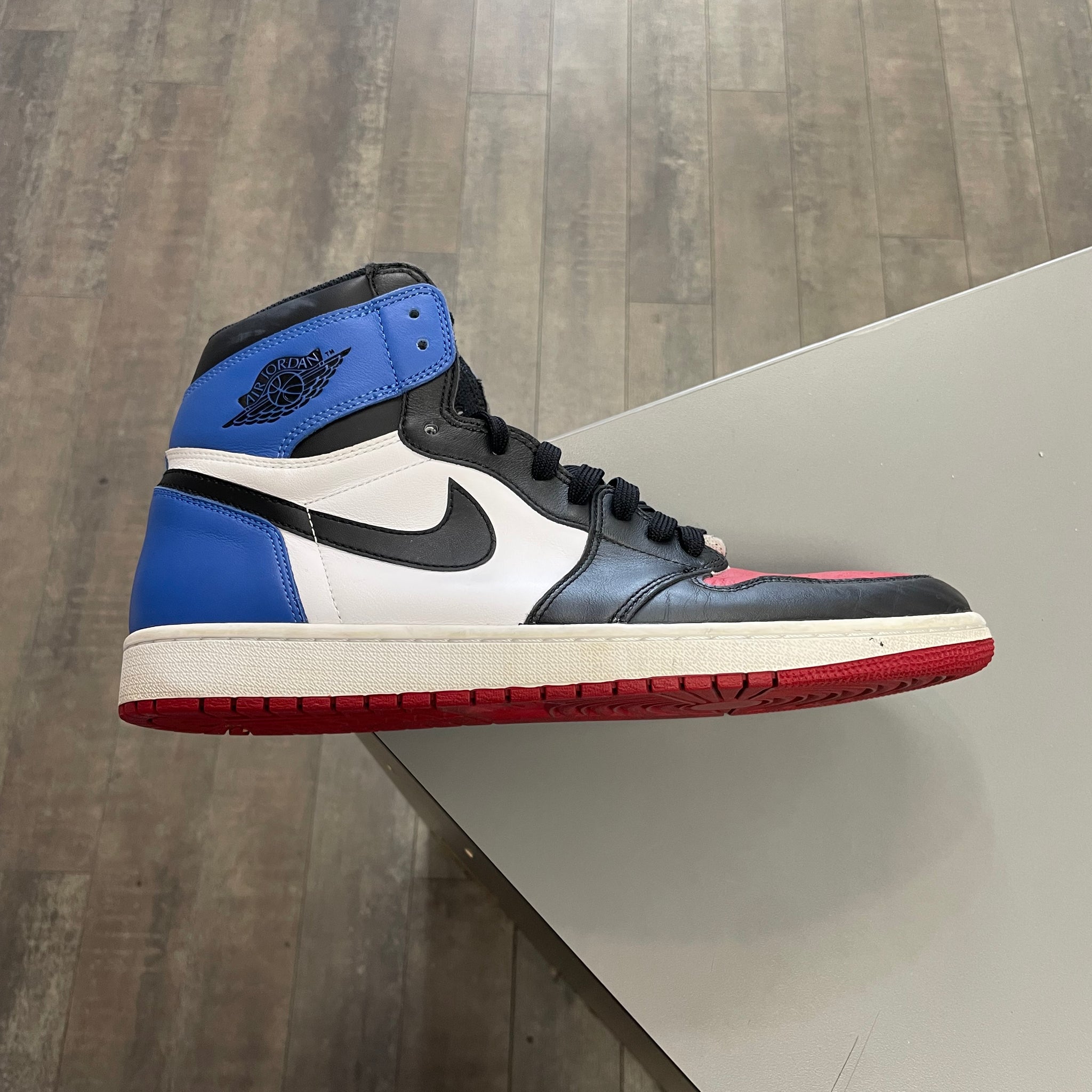 Jordan 1 Top 3 (No Box.)