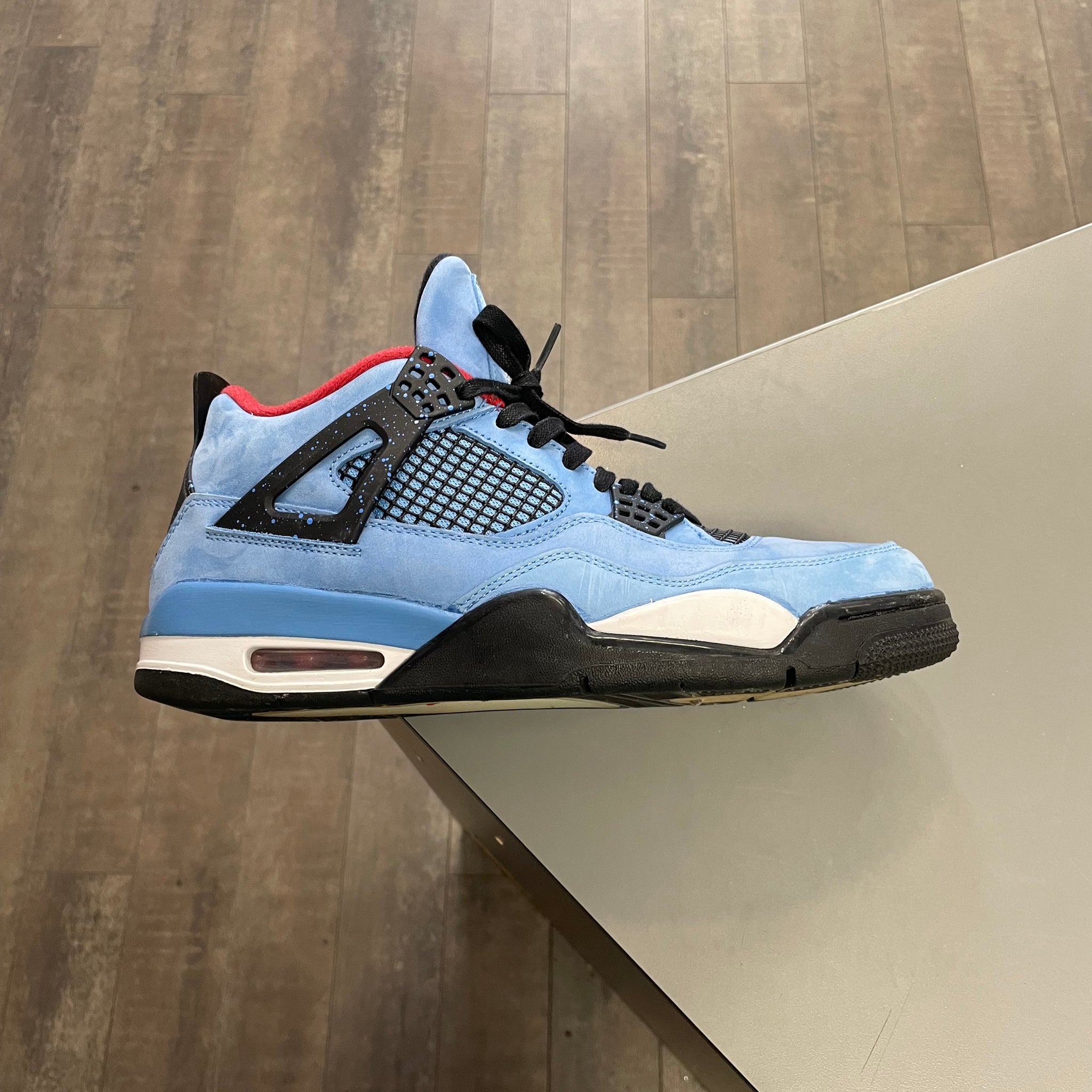 Jordan 4 Travis Scott