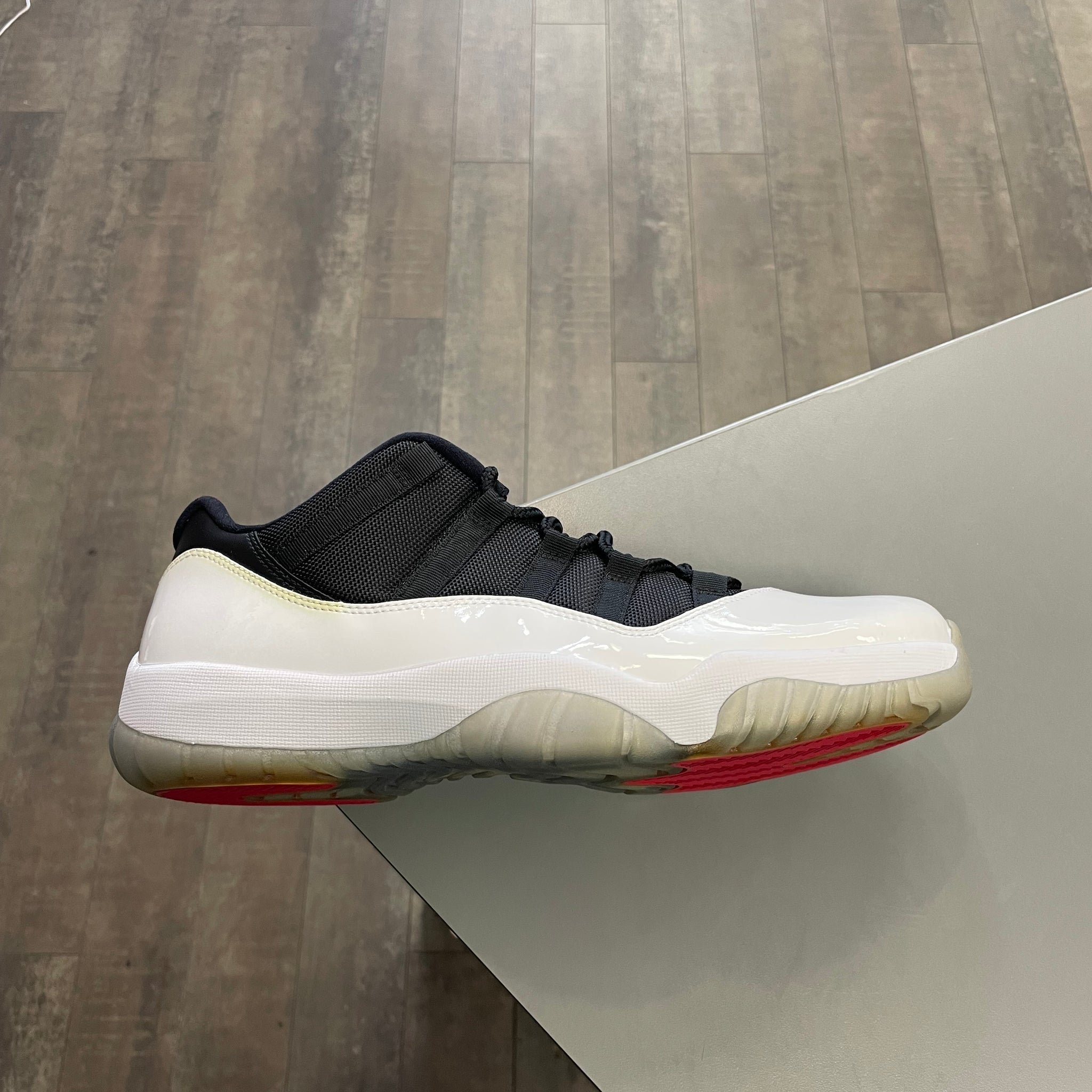 Jordan 11 Low Tuxedo