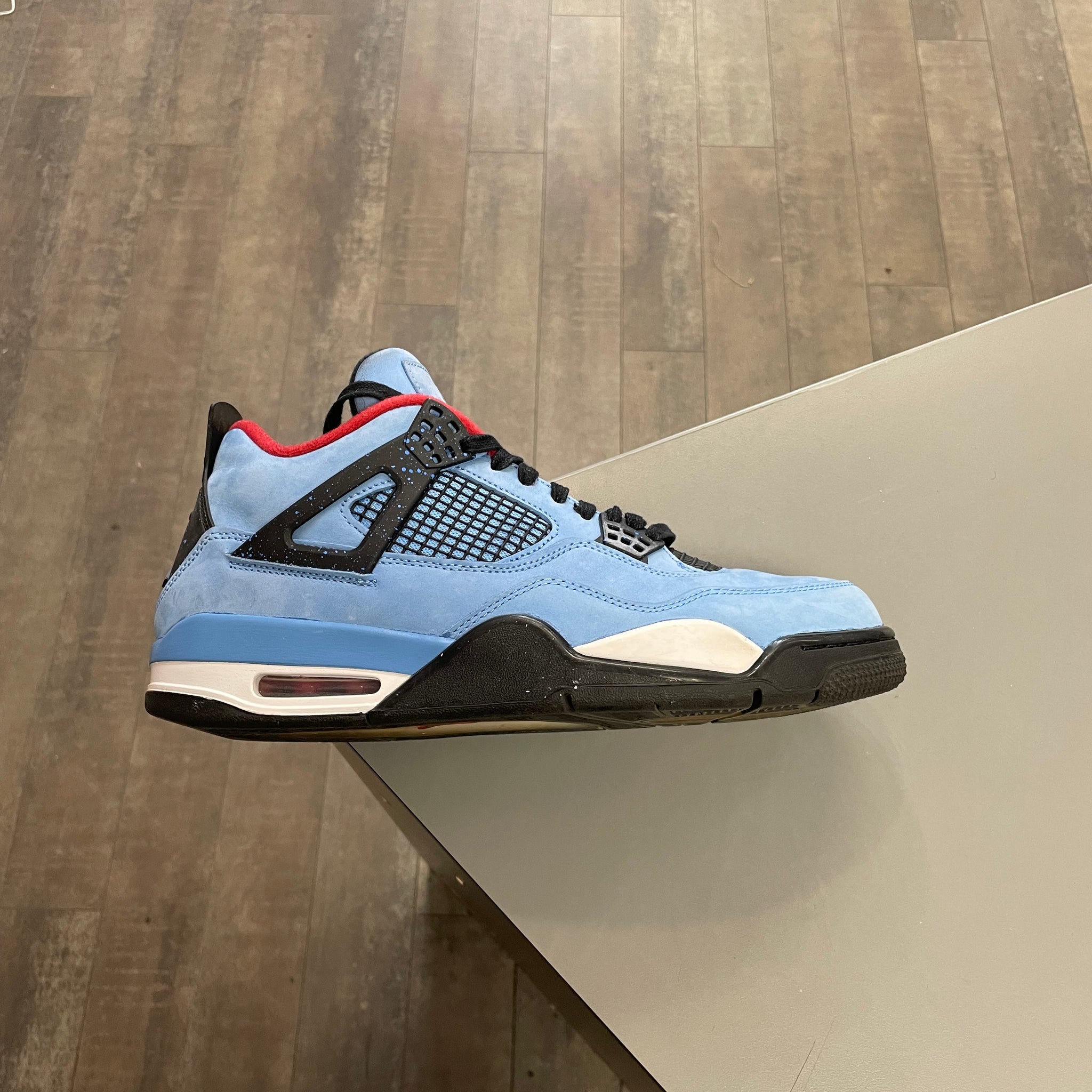 Jordan 4 Travis Scott