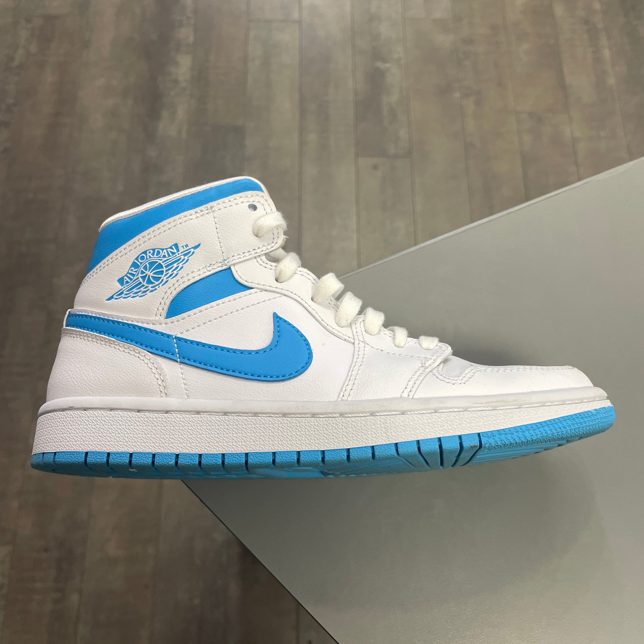 Air Jordan 1 Mid UNC